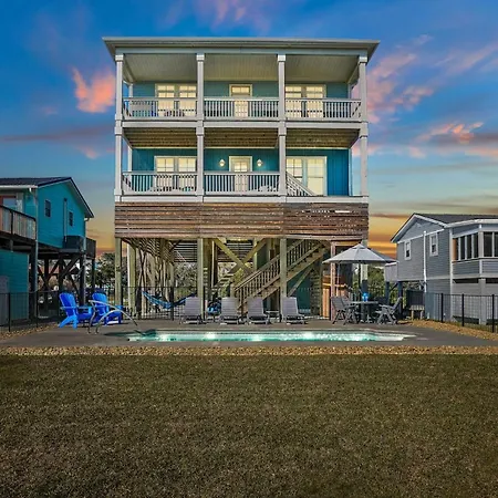 Oak Island Escape With Saltwater Pool, Walk To Beach